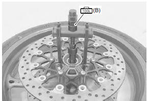 Suzuki GSX-R. Front wheel dust seal / bearing removal and installation