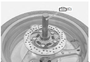 Suzuki GSX-R. Rear wheel dust seal / bearing removal and installation 