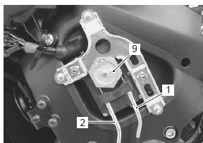 Suzuki GSX-R. Excv cable removal and installation