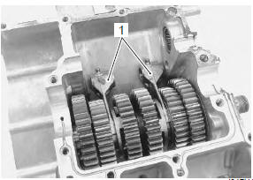 Suzuki GSX-R. Gearshift cam and gearshift fork