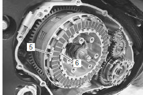 Suzuki GSX-R. Clutch removal