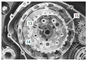 Suzuki GSX-R. Clutch removal