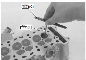 Suzuki GSX-R. Valve guide replacement 