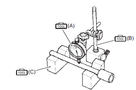 Suzuki GSX-R. Swingarm pivot shaft